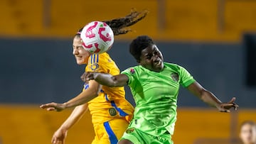AME4067. MONTERREY (MÉXICO), 30/03/2025.- Alexia Delgado (i) de Tigres disputa el balón con Grace Asantewaa de Juarez este domingo, en un partido de la jornada 15 del Torneo Clausura 2025 de la Liga MX entre Tigres y Juarez, en el Estadio Universitario de Monterrey (México). EFE/ Miguel Sierra