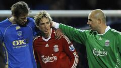 Fernando Torres, felicitado por Reima y Crouch en un partido de la temproada 2008/2009