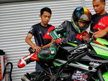 AY01. SEPANG (MALASIA), 01/02/2018.- El adolescente malasio Harith Haziq, de 13 a&ntilde;os, se prepara para participar en un test que forma parte del programa Dream Towards the MotoGP (Sue&ntilde;o hacia MotoGP) en el Circuito Internacional de Sepang, ce