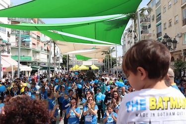 Una marea azul inunda Torremolinos para visibilizar el autismo