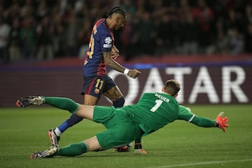 1-0. Fermín López asiste desde el medio del campo a Raphinha superando a Joshua Kimmich, el brasileño se va solo, sortea a Manuel Neuer y anota el primer tanto a placer.