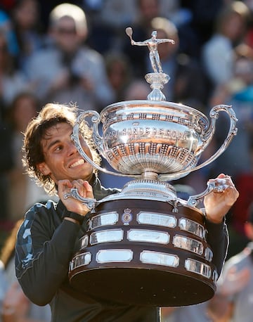 Nadal levanta el trofeo Conde de God車 tras vencer a su compatriota David Ferrer en la final de 2012 por 7-6 y 7-5 .
