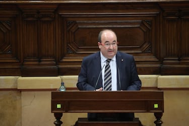 Miquel Iceta ha sido la primera persona del Gobierno actual en ponerse la primera dosis de la vacuna contra el coronavirus. El ministro de Política Territorial y Función Pública, a sus 60 años, recibió un SMS de una cita del Servicio Catalán de Salud, y se puso la vacuna de AstraZeneca. Tras su inyección, el político agradeció el trabajo y el compromiso de los sanitarios y los científicos.