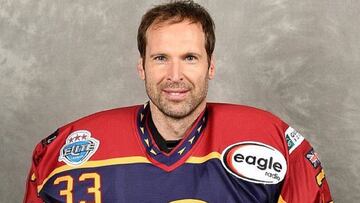 Cech firma con un equipo semi profesional de hockey sobre hielo.