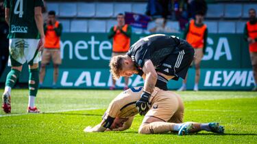 El Racing de Ferrol lo tiene muy complicado para lograr la permanencia, pero eso no quita para que lo sigan intentando. Yoel es una buena muestra. El veterano meta paró todo lo que llegó por su portería, con cuatro intervenciones y se desquitó del último encuentro ante el Granada, en el que recibió tres tantos.