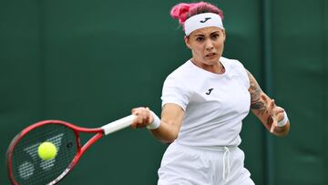 La tenista espa&ntilde;ola Aliona Bolsova devuelve una bola durante su partido ante Paula Badosa en Wimbledon 2021.