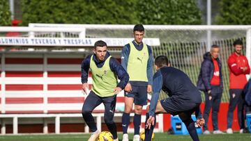30-12-23. VÍCTOR CAMPUZANO, EN EL ENTRENAMIENTO DEL SPORTING EN MAREO.