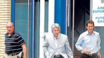 <b>LA CUMBRE POR IVÁN. </b>AS captó a Germán de la Cruz, Manel Ferrer y Ramon Planes a su salida de la reunión, ayer, en las oficinas de la Ciudad Deportiva.