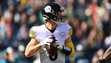 PHILADELPHIA, PA - OCTOBER 30: Pittsburgh Steelers quarterback Kenny Pickett (8) holds the ball in the first quarter during the game between the Pittsburgh Steelers and Philadelphia Eagles on October 30, 2022 at Lincoln Financial Field in Philadelphia, PA. (Photo by Kyle Ross/Icon Sportswire via Getty Images)