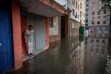 La destrucción del dique ha provocado la evacuación de civiles en Jersón y otras poblaciones por el riesgo de inundaciones. Miles de personas a ambos lados del río se verán afectadas por el derrumbe de la presa.