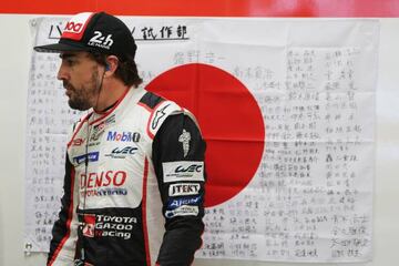 Alonso con una bandera de Japón dedicada por los fans.