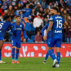 GETAFE (MADRID), 27/10/2024.- El centrocampista uruguayo del Getafe Mauro Arambarri (c) celebra tras anotar un gol durante el partido de la jornada 11 de LaLiga entre Getafe CF y Valencia CF, este domingo en el Estadio Coliseum de Getafe (Madrid). EFE/ Juanjo Martín