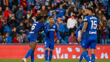 GETAFE (MADRID), 27/10/2024.- El centrocampista uruguayo del Getafe Mauro Arambarri (c) celebra tras anotar un gol durante el partido de la jornada 11 de LaLiga entre Getafe CF y Valencia CF, este domingo en el Estadio Coliseum de Getafe (Madrid). EFE/ Juanjo Martín