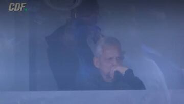 El DT de la Roja asistió al estadio para ver el Superclásico, donde hinchas de la U le pidieron que nominara a la Copa América a Marcelo Díaz.