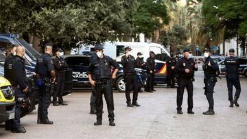 Detenido un hombre por agredir y morder a tres agentes de la Guardia Urbana