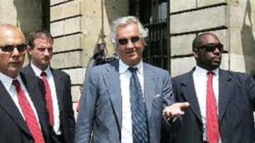 <b>SIN SANCIONES HASTA SEPTIEMBRE. </b>Flavio Briatore, acompañado por sus guardaespaldas, sale de la sede de la FIA en París.