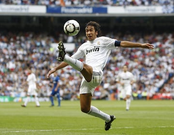 El referente blanco, ¨ªdolo en Concha Espina se march¨® en 2010 al Schalke 04. El club anunci¨® que se despedir¨ªa con una rueda de prensa pero la presi¨®n de los aficionados que se acercaron al Bernab¨¦u para ver por ¨²ltima vez a su ¨ªdolo provoc¨® que abrieran las puertas para despedir al 7 blanco.