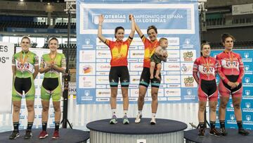 GRA188. PALMA DE MALLORCA, 15/10/17 .- Las ganadoras de la prueba Madison Mujeres, Eukene Larrarte y Leire Olaberria (c), junto a Ane Iriarte y Irene Usabiaga (iz), medalla de plata, y Ziortza Isasi y Ana Usabiaga (d) medalla de bronce, en el Campeonato de España de ciclismo en pista loterías élite y sub-23 celebrado en el velódromo Palma Arena .-EFE/CATI CLADERA