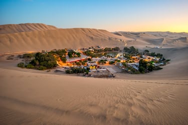 En el desierto costero peruano, Huacachina surge como un oasis rodeado de dunas gigantes. Un refugio natural que desafía la aridez y se ha convertido en destino turístico único.
