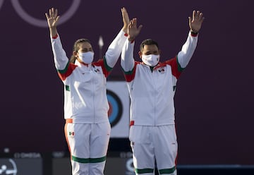 La primera medalla para la delegación mexicana llegó gracias a Alejandra Valencia y Luis el 'abuelo' Álvarez en tiro de arco mixto.