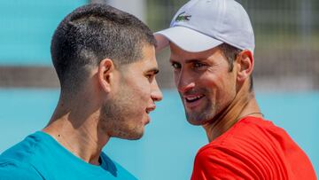 Carlos Alcaraz y Novak Djokovic, durante el entrenamiento.