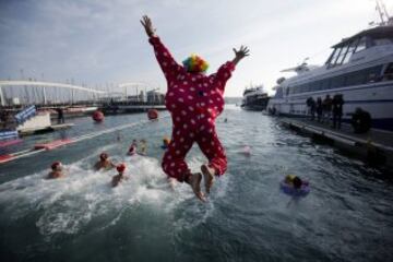 La Copa Nadal, cumple su edición 106, para celebrar el día de Navidad con una carrera de 200 metros en aguas del puerto de Barcelona. 