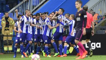 Deportivo La Coruna's forward Joselu (2ndR) celebrates with teammates after scoring during the Spanish league football match RC Deportivo de la Coruna vs FC Barcelona at the Municipal de Riazor stadium in La Coruna on March 12, 2017. / AFP PHOTO / MIGUEL RIOPA