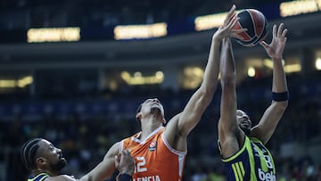 Talen Horton Tucker, del Fenerbahçe, lucha por el rebote con el valencianista Neal Sako.
