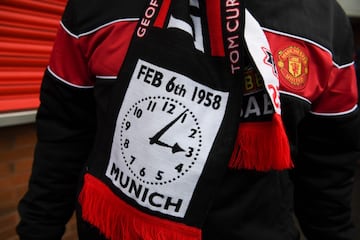 Se cumplen 60 años de la tragedia aérea que acabó con la vida de 23 personas, ocho de ellos futbolistas del equipo inglés al que llamaban 'Busby Babes'. El Manchester United realizó un bonito memorial en el partido de la Premier frente a Huddersfield Town