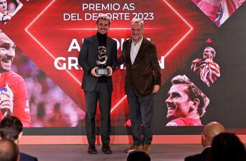 El jugador del Atlético de Madrid, Antoine Griezmann, recibe el trofeo de manos de Juan Cierco Jiménez de Parga, director corporativo de Iberia.