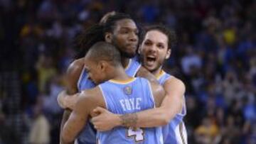 Kenneth Faried (35) recibe la felicitación tanto de Randy Foye (4) como de Evan Fournier (94) tras lograr la canasta de la victoria.