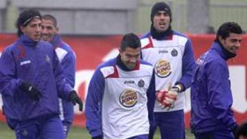 <b>MIKU, UN AZULÓN MÁS. </b>El delantero venezolano, en el centro de la imagen, durante el entrenamiento de ayer. Hoy viajará con el equipo y podría debutar en el Getafe.