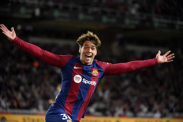 Su debut en el primer equipo no pudo ser mejor: gol a los 30 segundos que hizo sumar tres puntos. El delantero nacido en Granollers es una máquina de hacer goles, ya sea en el Juvenil A, Barça Atlètic o en las inferiores de España. Tiene instinto, un físico portentoso y trabajo sin balón. El gran proyecto de ‘9’ de La Masia.