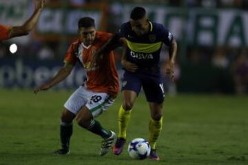 Buenos Aires 11 Marzo 2017
Banfield vs Boca por la fecha 15 del Torneo de la Independencia del Futbol Argentino, en el Estadio Florencio Sola, Banfield.
 Eric Remedi \'a0de Banfield y  Ricardo Centurion de Boca Juniors\
Foto Ortiz Gustavo