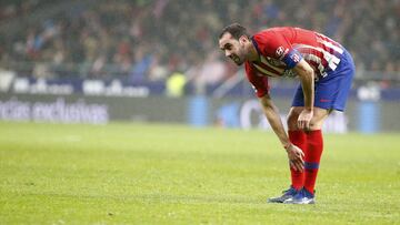 Godín se duele durante el Atlético-Athletic.