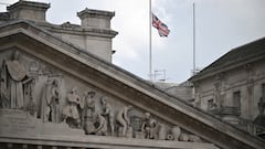 Bandera a media asta en el Royal Exchange, cuando el rey Carlos de Gran Bretaña es proclamado rey, en Londres, Gran Bretaña, el 10 de septiembre de 2022. Leon Neal/Pool vía REUTERS