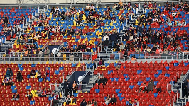 Largas colas y enfado por un problema con entradas en el Barça-Alavés