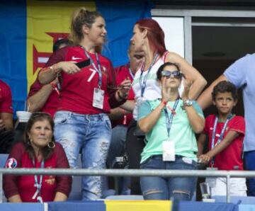 La familia de Cristiano Ronaldo espera el comienzo del partido.