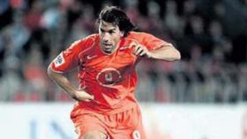 <b>SUS MOMENTOS. </b>Con Holanda ha jugado 54 partidos. En el 2000 ganó la Bota de Oro. Alex Ferguson le escoltó el día de su presentación como jugador del Manchester (2001). En 2004 se casó con su novia de siempre.