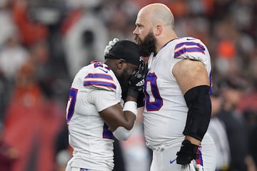 Tre'Davious White #27 y Mitch Morse #60 de los Buffalo Bills después del colapso de su compañero de equipo Damar Hamlin.