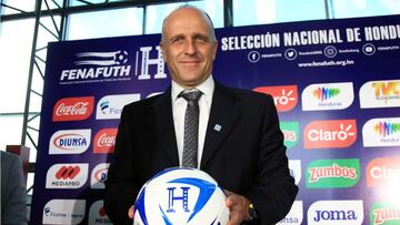 Fabían Coito sosteniendo un balón de Honduras