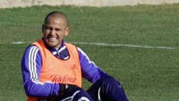 <b>DOLOR. </b>Suazo, ayer, dolorido sobre el césped tras recibir un golpe de Luccin en un partidillo.