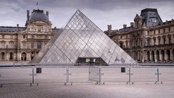 La pir&aacute;mide del Louvre, en Par&iacute;s, durante el confinamiento. 