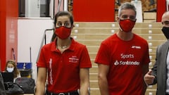 La jugadora de b&aacute;dminton Carolina Mar&iacute;n y su entrenador Fernando Rivas, antes de un acto de Santander Talks.