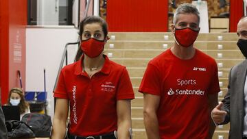 La jugadora de b&aacute;dminton Carolina Mar&iacute;n y su entrenador Fernando Rivas, antes de un acto de Santander Talks.