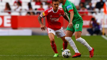 Zarzana protege el balón ante Alex Grimaldo, del Benfica en la última jornada de la Liga portuguesa. Getty Images