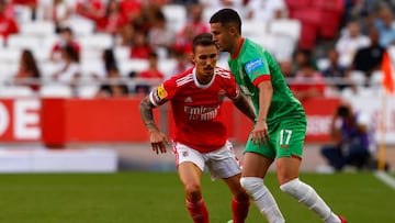 Zarzana protege el balón ante Alex Grimaldo, del Benfica en la última jornada de la Liga portuguesa. Getty Images