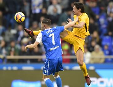 Stefan Savic ante Lucas Pérez. 