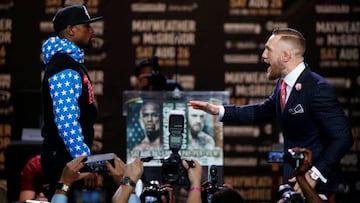 Floyd Mayweather y Conor McGregor durante el primer cara a cara de su gira Mundial en Nueva York.