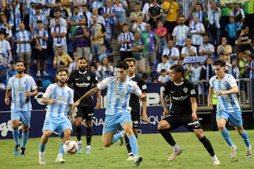 Antoñito Cordero a por el balón ante los ilicitanos.